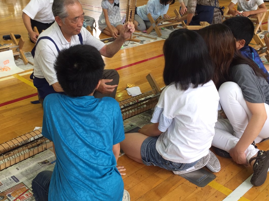 小田原ちょうちん製作ボランティアの会の皆様による製作指導風景　